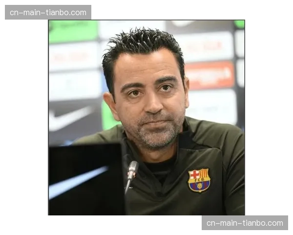 场边：哈维在巴萨比赛中因抗议判罚，被主裁判出示黄牌警告